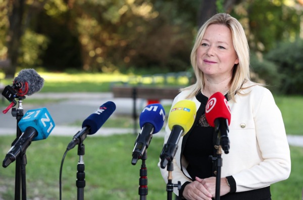 Zagreb: Izaslanstvo SDP-a položilo vijenac ispred suda povodom Nacionalnog dana borbe protiv nasilja nad ženama