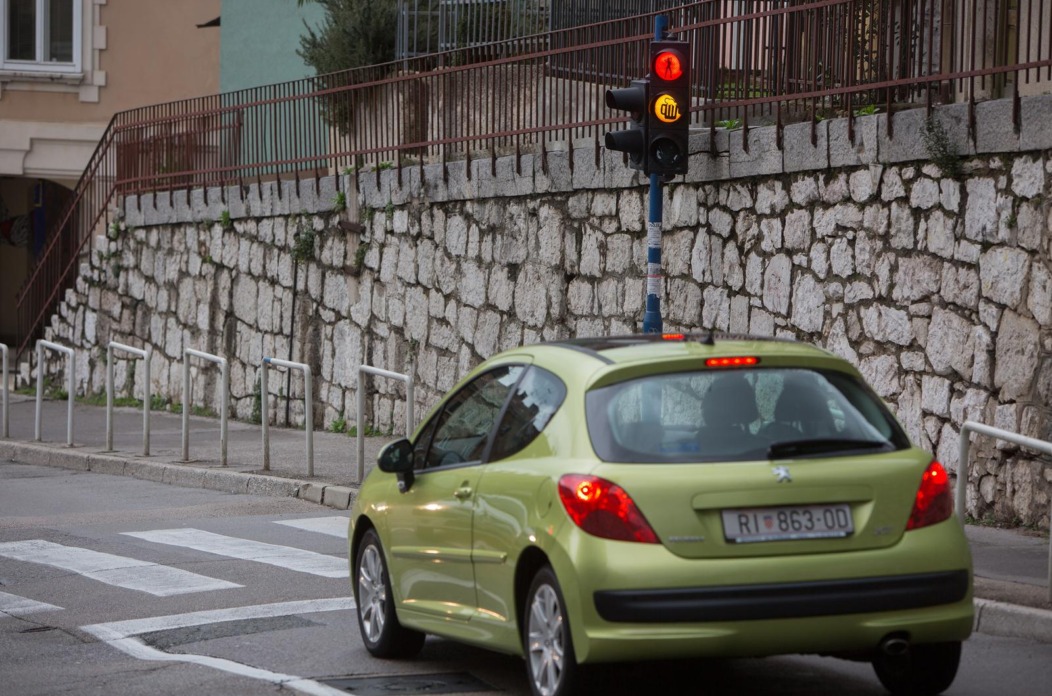 Rijeka: Prostitutka na crvenom, pivo na utom i list marihuane na zelenom svjetlu semafora Rijeka: Prostitutka na crvenom, pivo na utom i list marihuane na zelenom svjetlu semafora