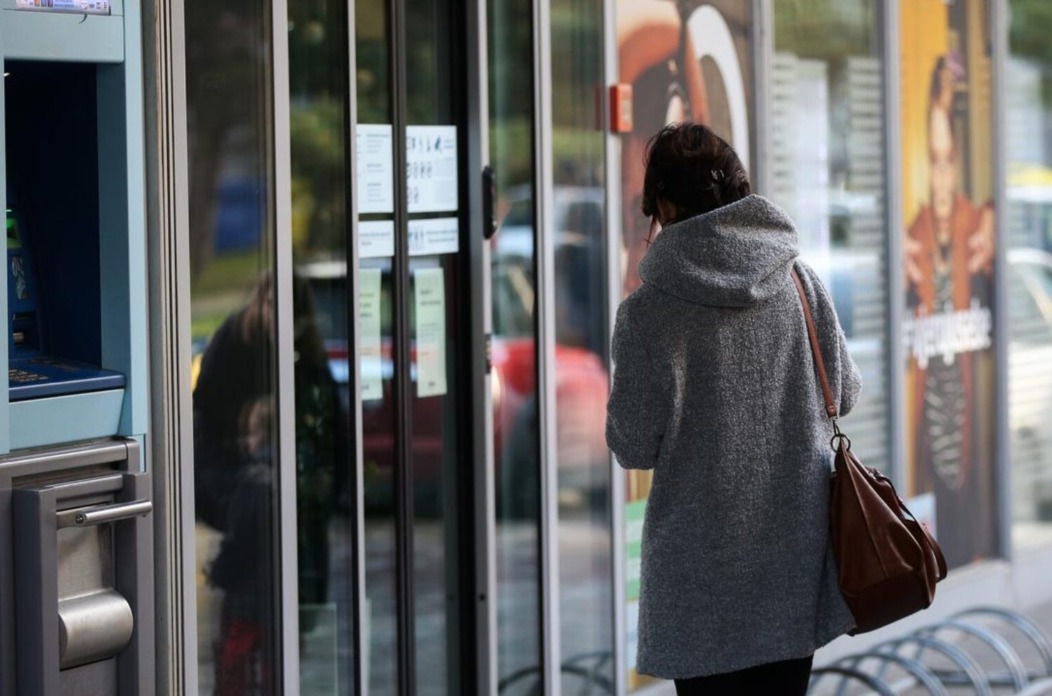 Zagreb: Gužve ispred banaka zbog konverzije kune u euro Zagreb: Gužve ispred banaka zbog konverzije kune u euro