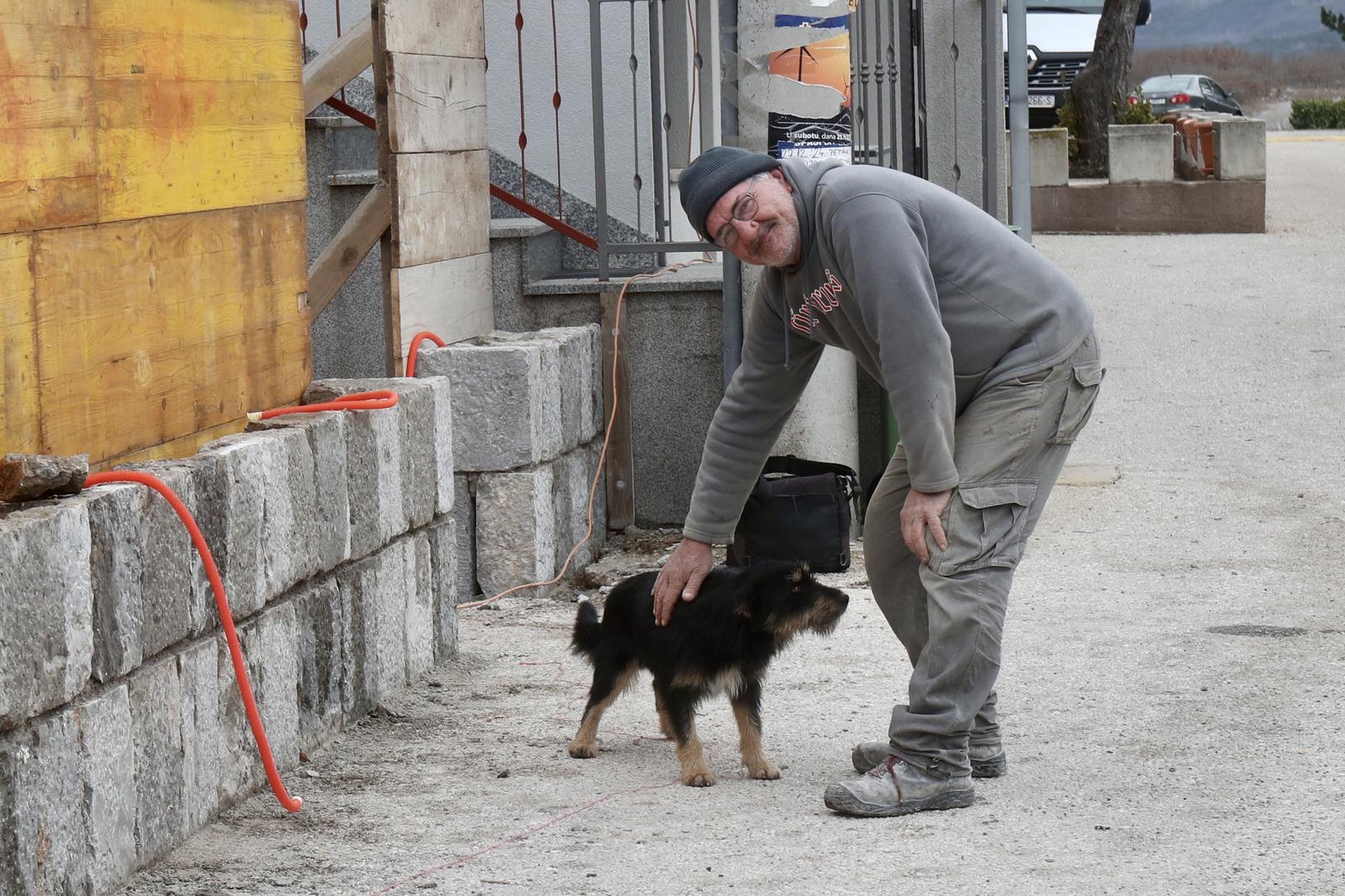 Tijarica: Pas Bruno svakodnevno obilazi groblje gdje je pokopan njegov vlasnik Tijarica: Pas Bruno svakodnevno obilazi groblje gdje je pokopan njegov vlasnik