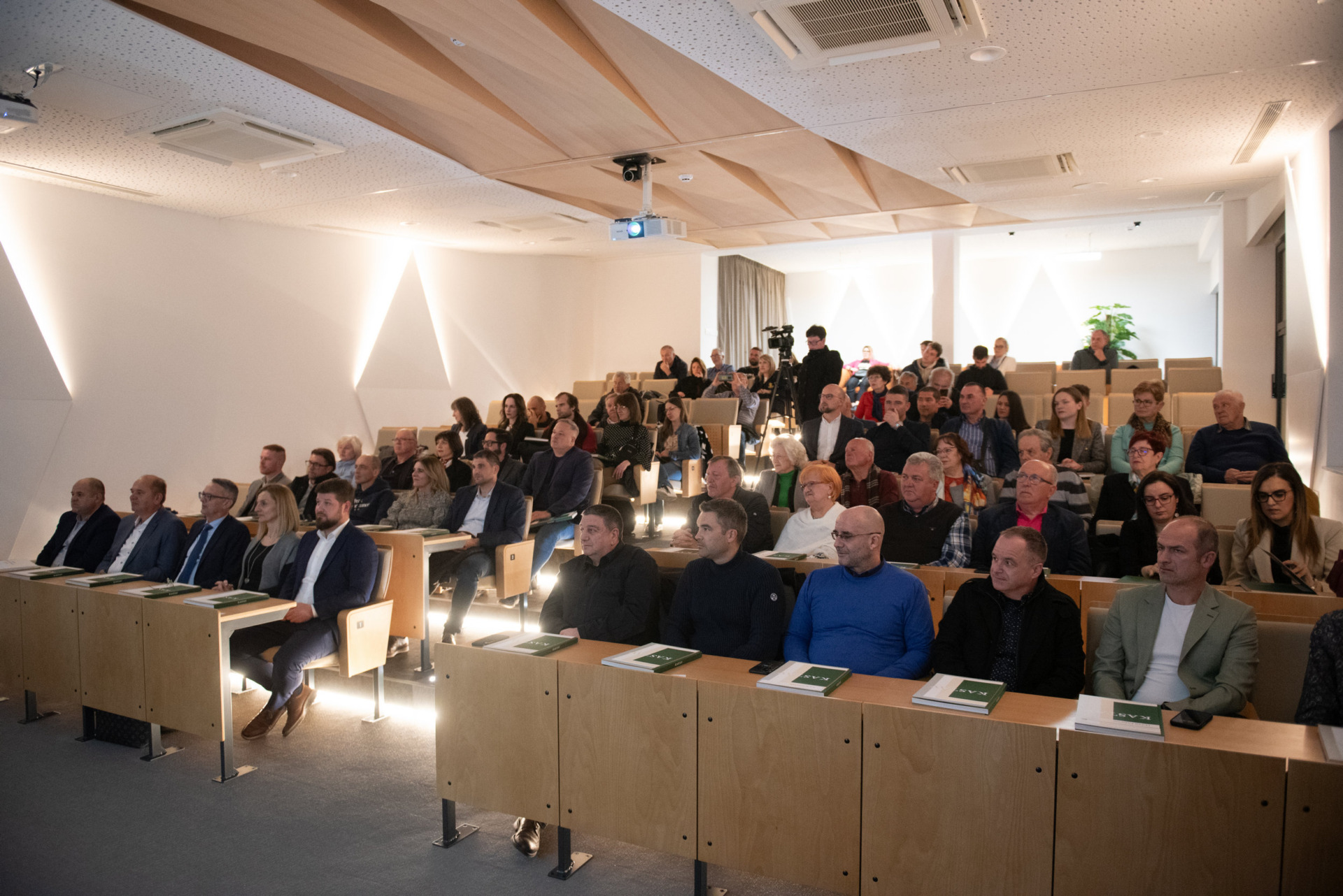 Emotivna-promocija-monografije-u-novoj-vijecnici