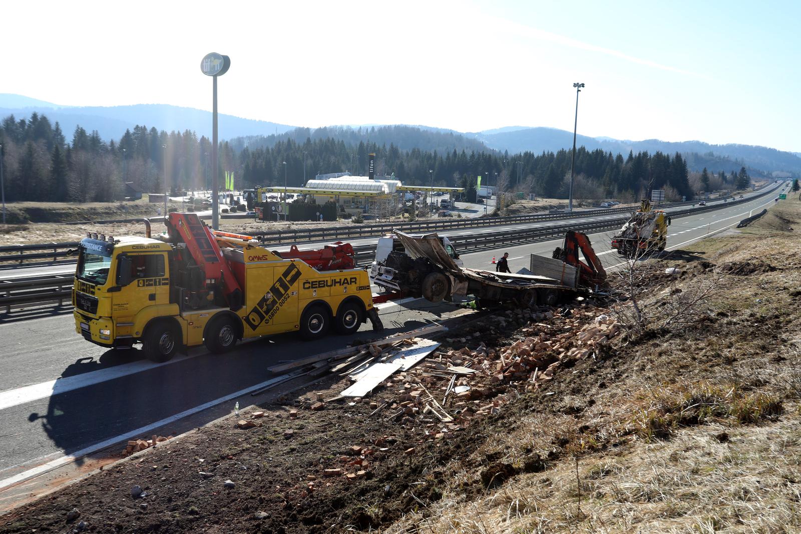 Ravna gora: Prevrnuti šleper na A6 kod odmorišta Kupjak