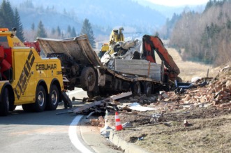 Ravna gora: Prevrnuti šleper na A6 kod odmorišta Kupjak