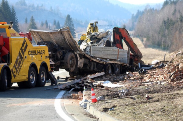 Ravna gora: Prevrnuti šleper na A6 kod odmorišta Kupjak