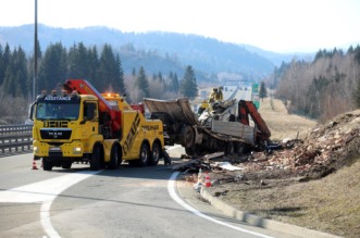 Ravna gora: Prevrnuti leper na A6 kod odmorita Kupjak