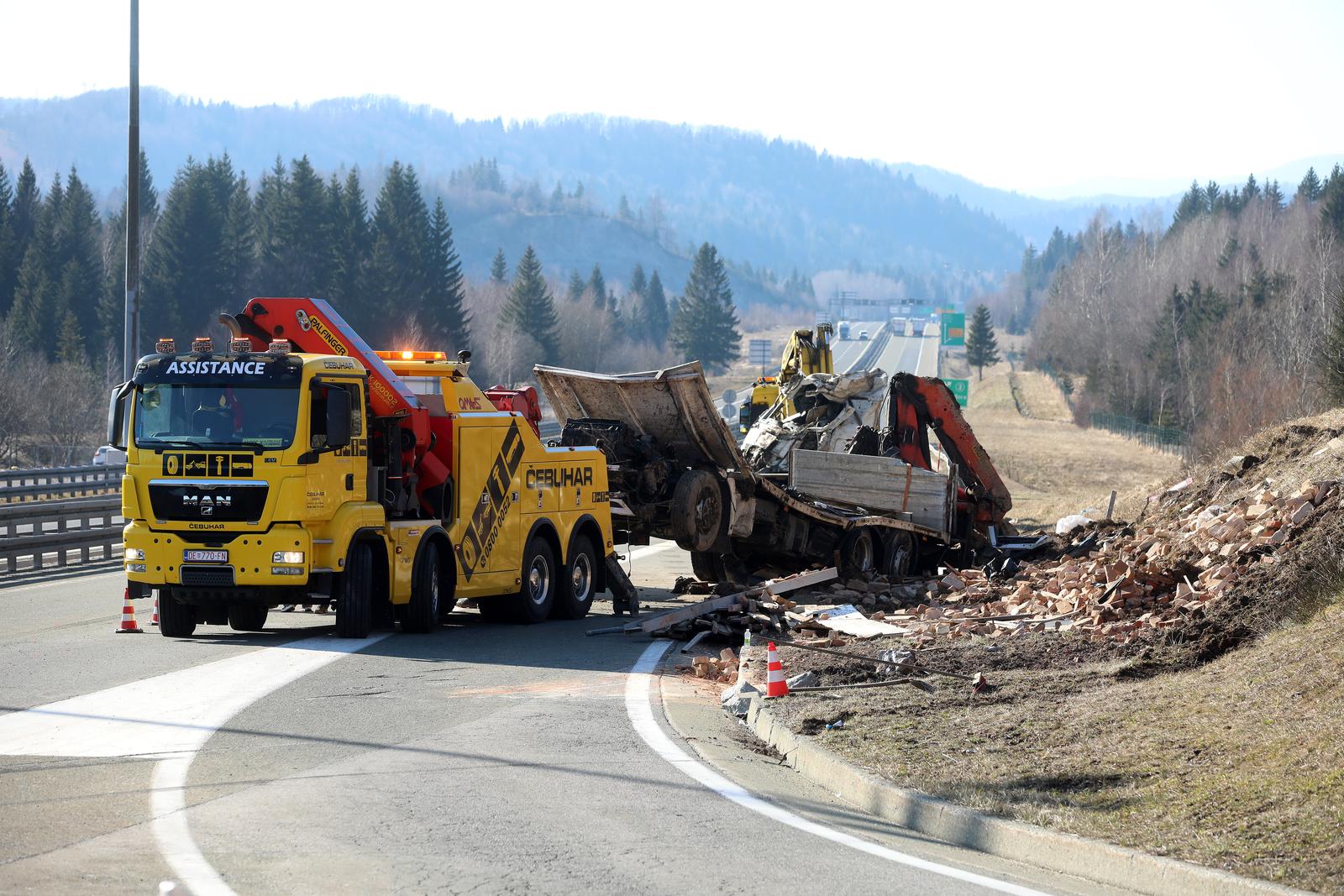 Ravna gora: Prevrnuti leper na A6 kod odmorita Kupjak