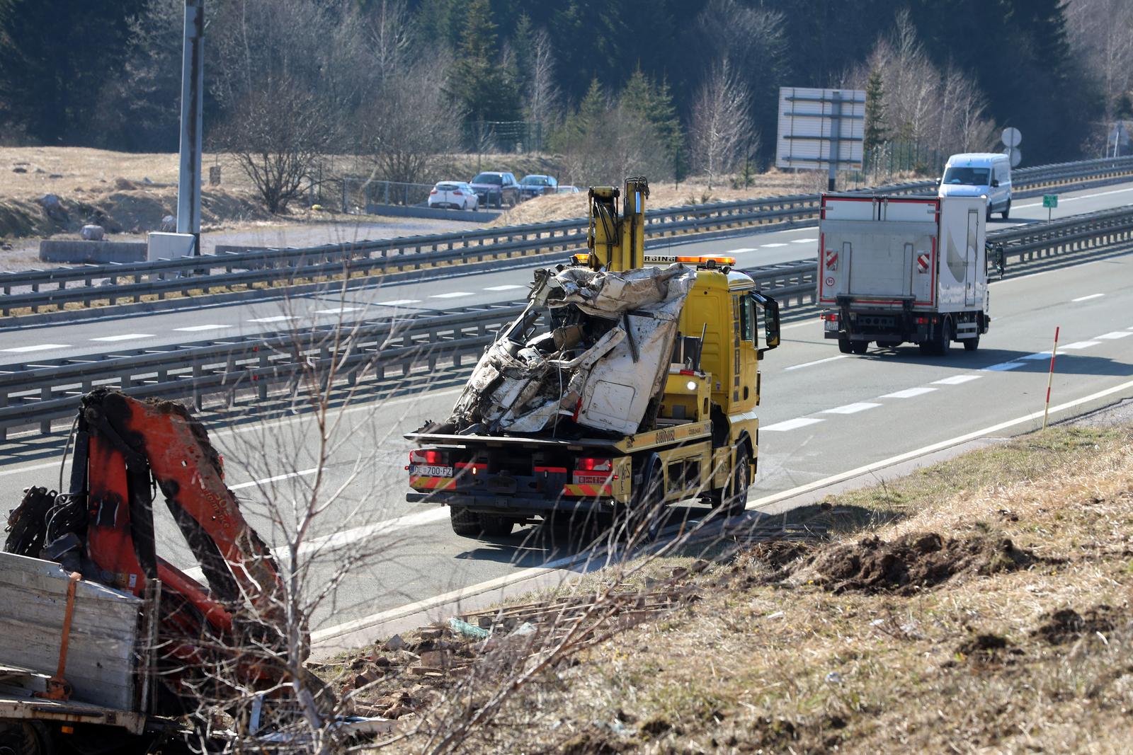 Ravna gora: Prevrnuti šleper na A6 kod odmorišta Kupjak