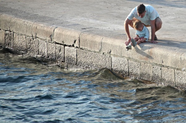 Manji broj turista uživa u sunčanom danu u Korčuli