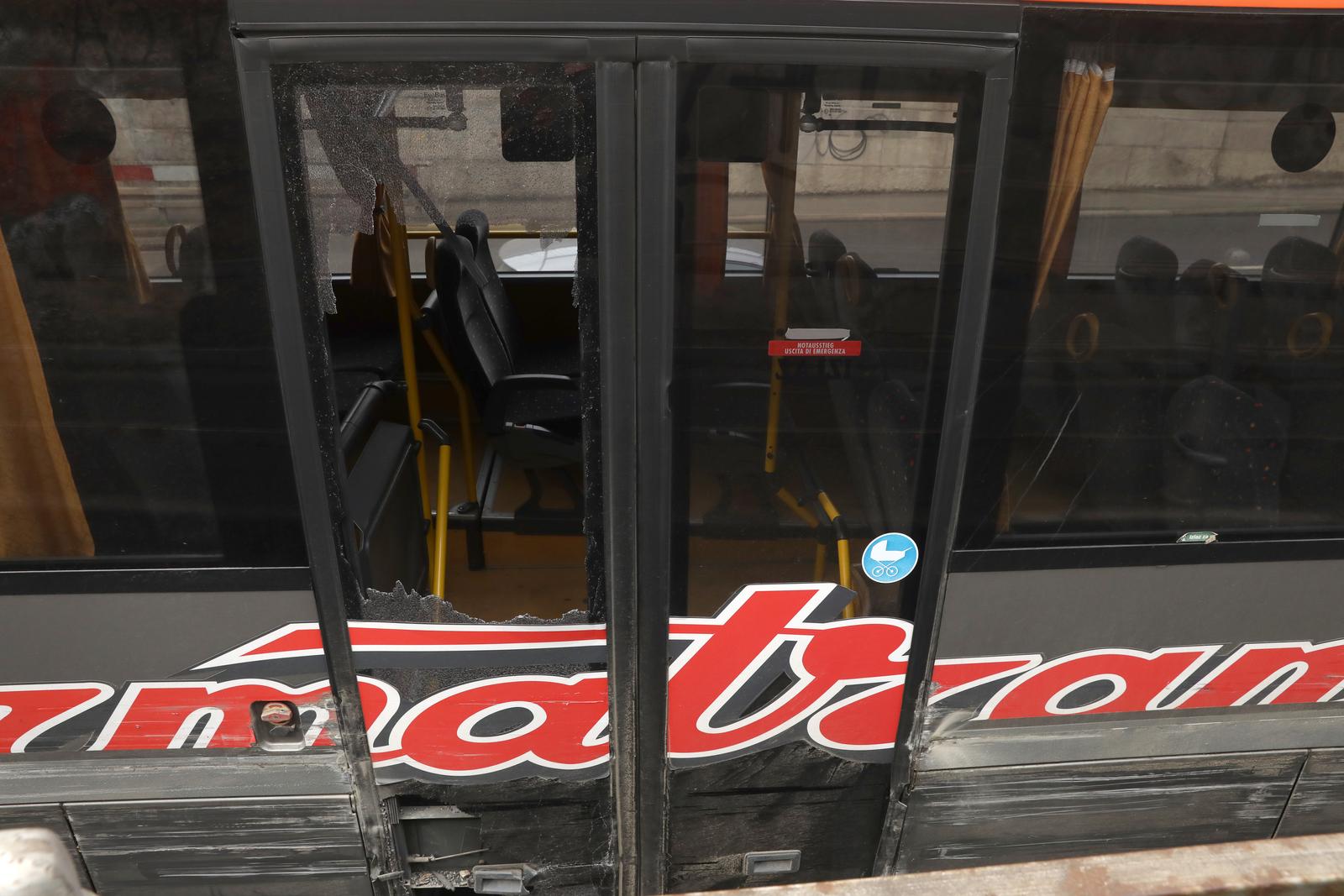 Autobus zaglavio u podvonjaku u Zagrebu Autobus zaglavio u podvonjaku u Zagrebu