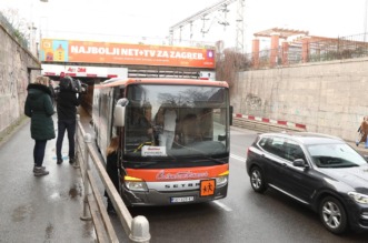 Autobus zaglavio u podvonjaku u Zagrebu Autobus zaglavio u podvonjaku u Zagrebu