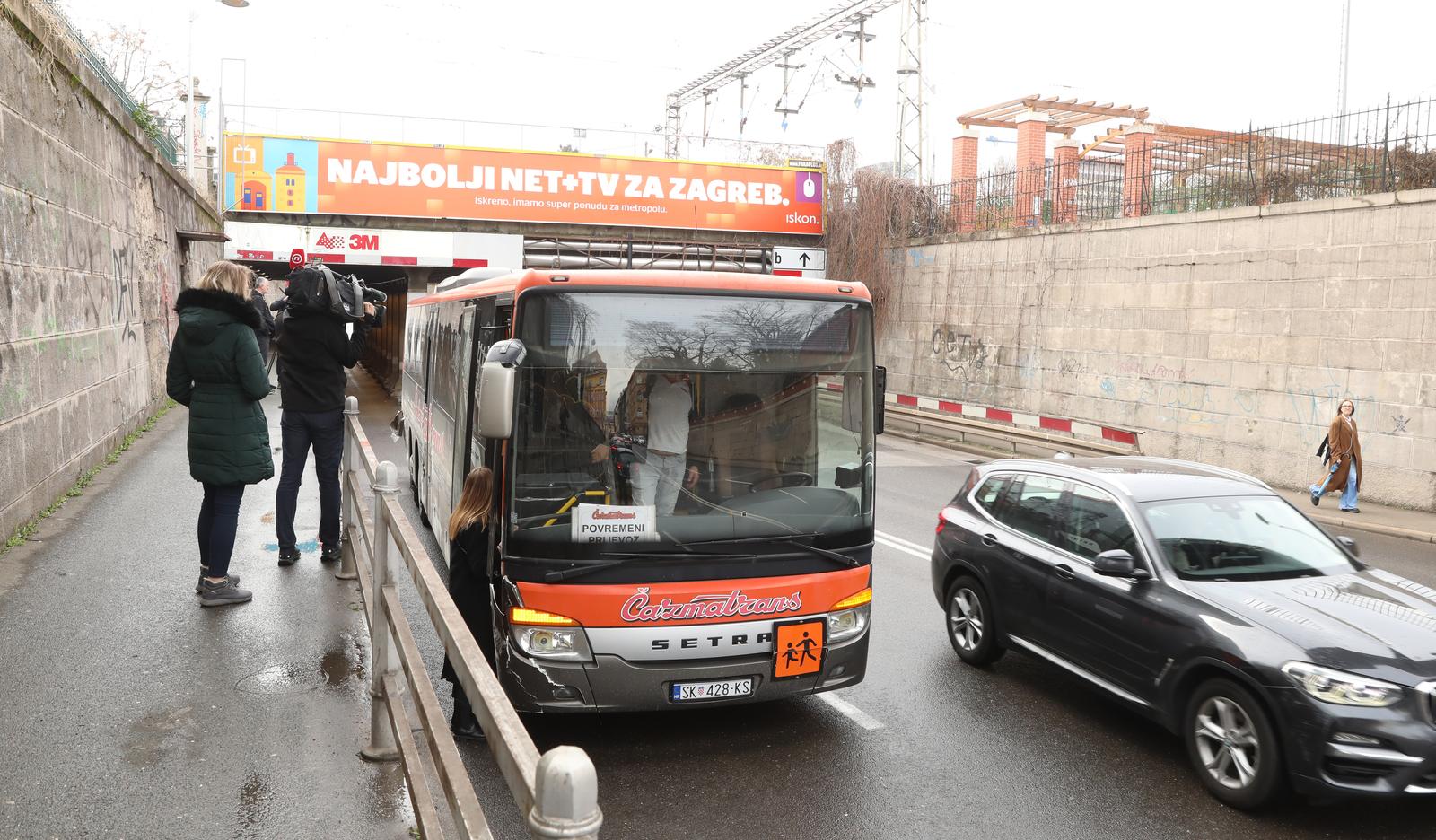 Autobus zaglavio u podvonjaku u Zagrebu Autobus zaglavio u podvonjaku u Zagrebu