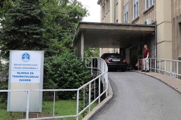 Izjavu za medije o zdravstvenom stanju muškarca koji se zapalio na Markovom trgu dali su predstavnici Klinike za traumatologiju