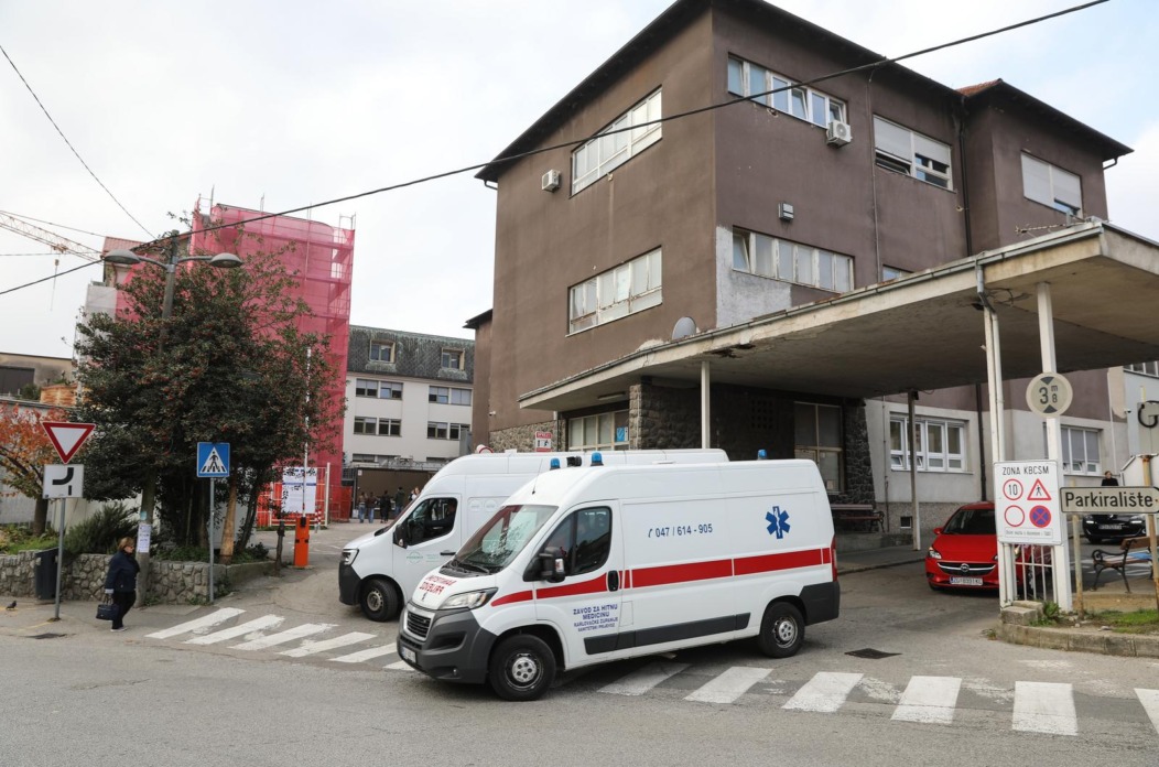 Zagreb: Djelatnici KBC Sestre milosrdnice okupili se ispred zgrade u štrajku Zagreb: Djelatnici KBC Sestre milosrdnice okupili se ispred zgrade u štrajku