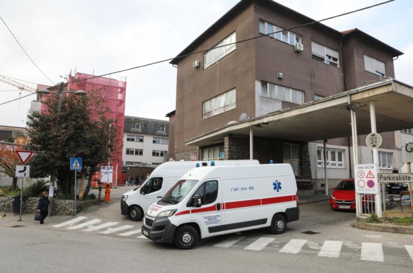 Zagreb: Djelatnici KBC Sestre milosrdnice okupili se ispred zgrade u štrajku