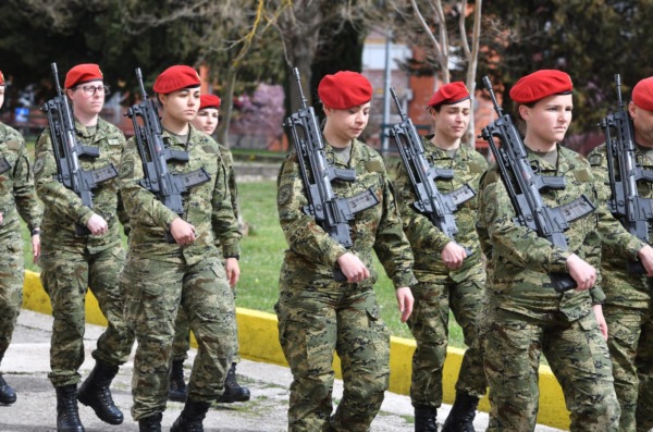 Knin: Ministar obrane Ivan Anui? obiao pripadnike Gardijske mehanizirane brigade u vojarni 4. gardijske brigade Pauci