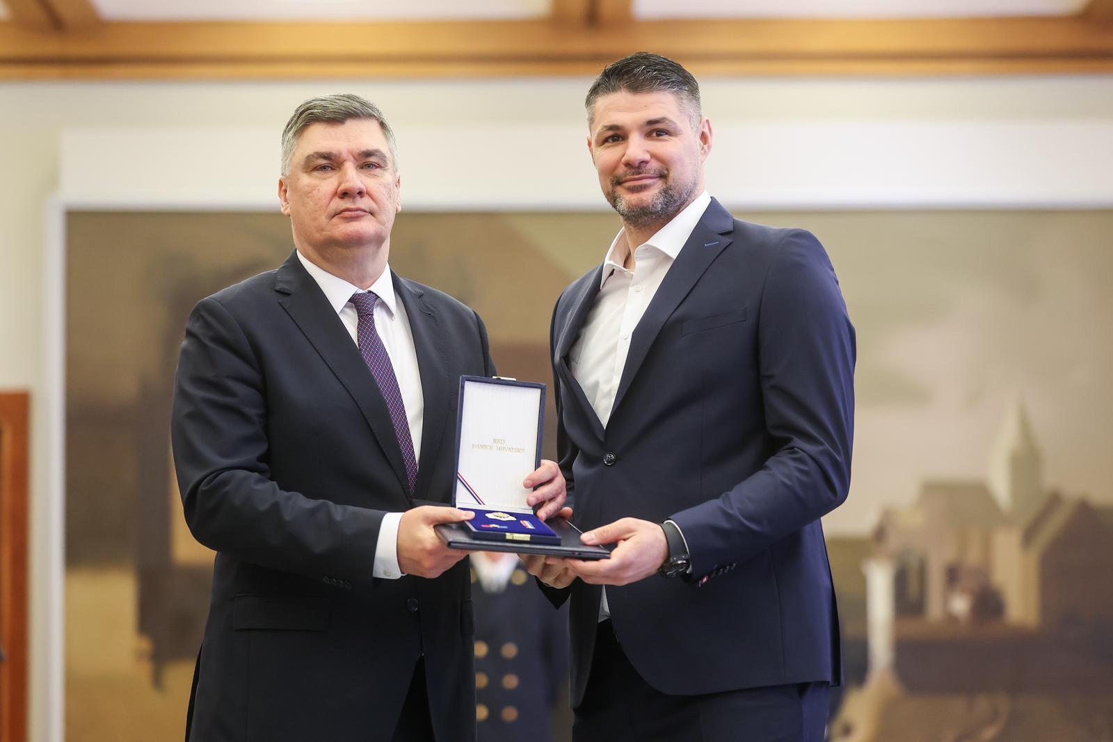Zagreb: Predsjednik Republike uručio  je odlikovanja Hrvatskoj rukometnoj reprezentaciji