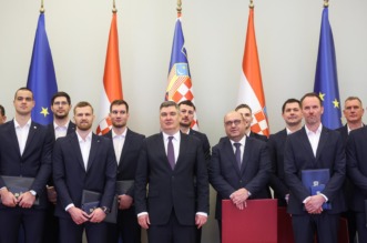 Zagreb: Predsjednik Republike uručio  je odlikovanja Hrvatskoj rukometnoj reprezentaciji