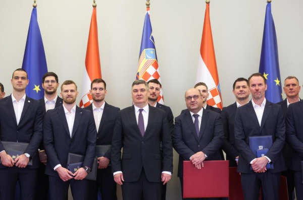 Zagreb: Predsjednik Republike uručio  je odlikovanja Hrvatskoj rukometnoj reprezentaciji