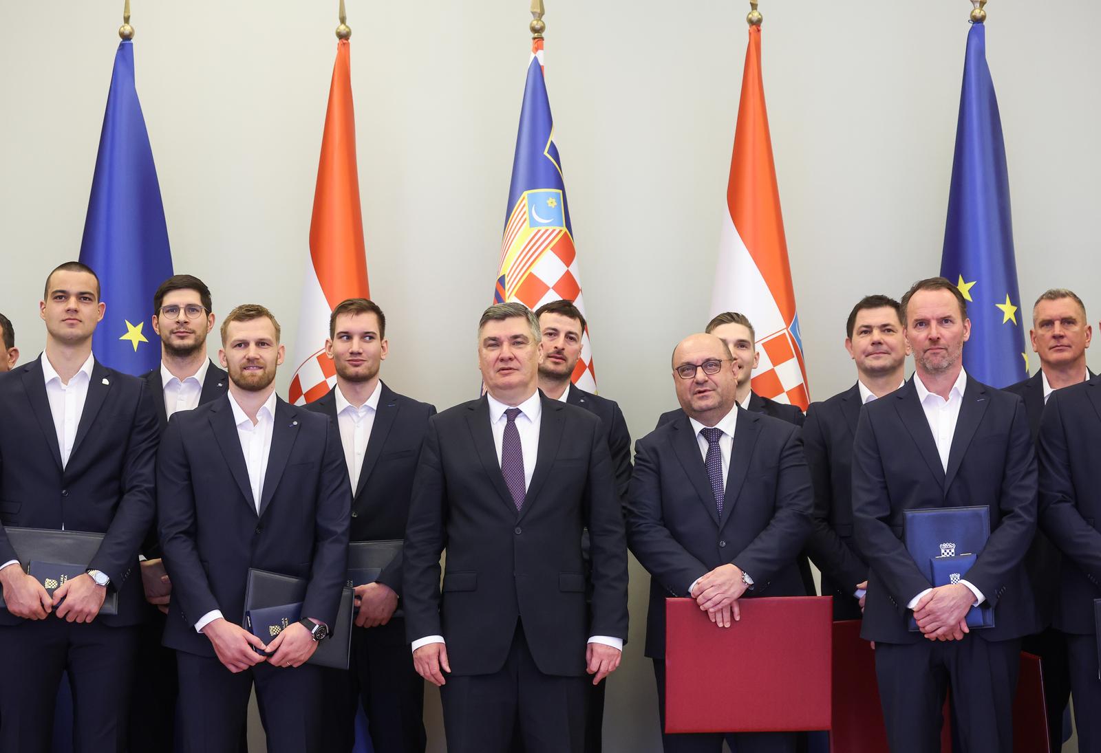 Zagreb: Predsjednik Republike uručio  je odlikovanja Hrvatskoj rukometnoj reprezentaciji