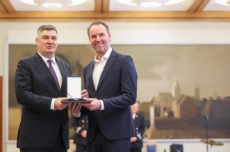Zagreb: Predsjednik Republike uručio  je odlikovanja Hrvatskoj rukometnoj reprezentaciji