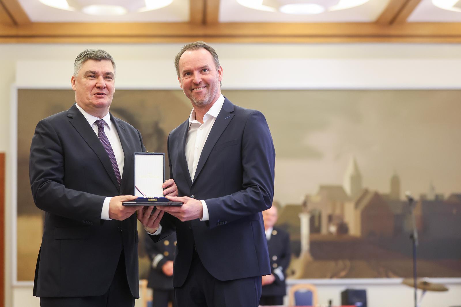 Zagreb: Predsjednik Republike uručio  je odlikovanja Hrvatskoj rukometnoj reprezentaciji