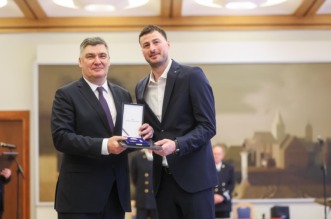 Zagreb: Predsjednik Republike uručio  je odlikovanja Hrvatskoj rukometnoj reprezentaciji