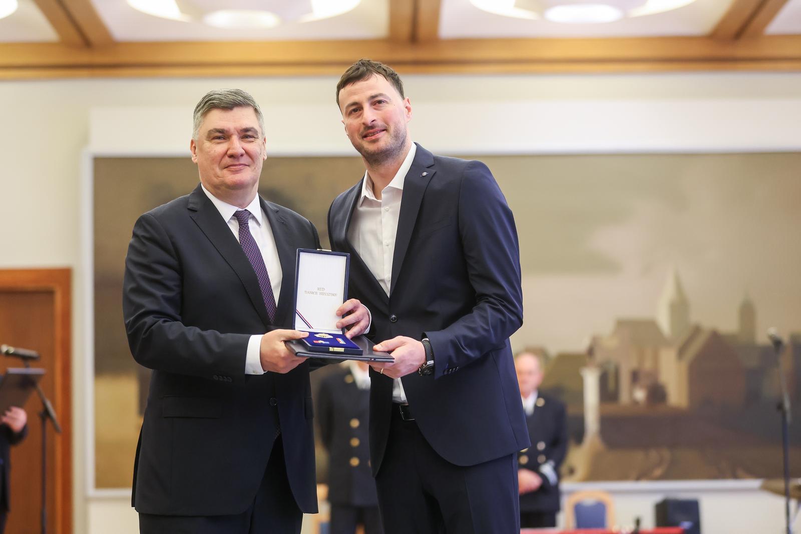 Zagreb: Predsjednik Republike uručio  je odlikovanja Hrvatskoj rukometnoj reprezentaciji