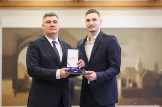Zagreb: Predsjednik Republike uručio  je odlikovanja Hrvatskoj rukometnoj reprezentaciji