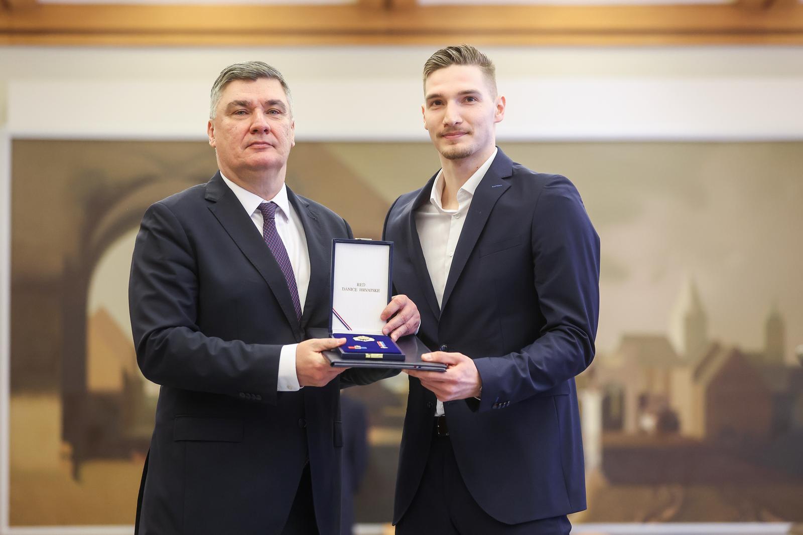 Zagreb: Predsjednik Republike uručio  je odlikovanja Hrvatskoj rukometnoj reprezentaciji