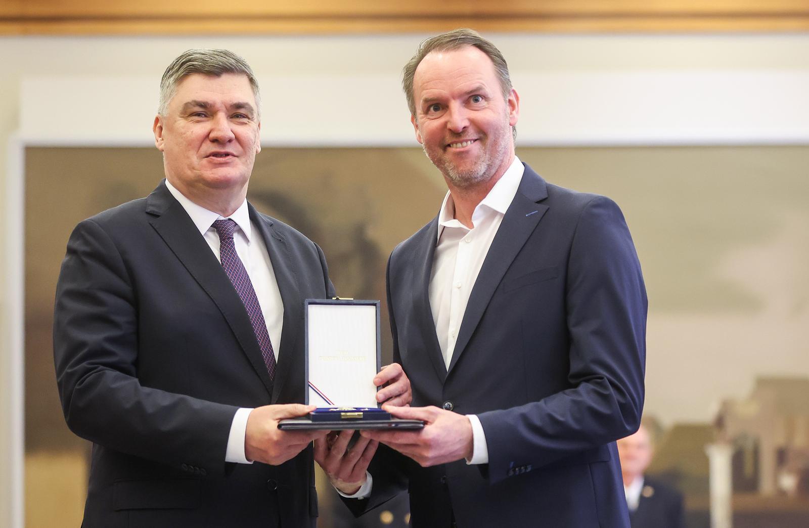 Zagreb: Predsjednik Republike uručio  je odlikovanja Hrvatskoj rukometnoj reprezentaciji