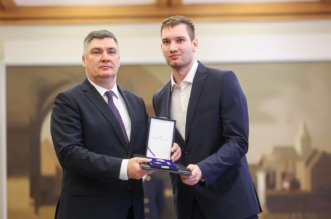 Zagreb: Predsjednik Republike uručio  je odlikovanja Hrvatskoj rukometnoj reprezentaciji