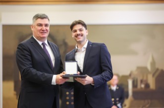 Zagreb: Predsjednik Republike uručio  je odlikovanja Hrvatskoj rukometnoj reprezentaciji