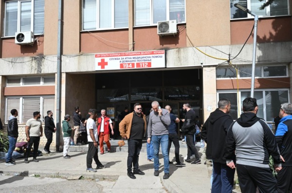 Kočani: Suze i tuga ispred bolnice u kojoj se nalaze  stradali u požaru u klubu
