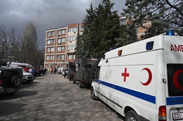Kočani: Suze i tuga ispred bolnice u kojoj se nalaze  stradali u požaru u klubu