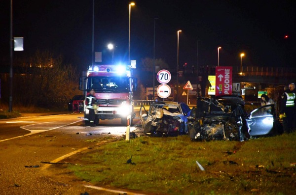 Slavonski Brod: U teškoj prometnoj nesreći smrtno stradale dvije osobe