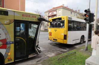 Sudarila se dva autobusa u Osijeku, ozlijeđeno najmanje 15 ljudi