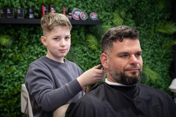 Zagreb: Najmlađi hrvatski frizer, Osječanin Leon Zarić na edukaciji sa profesionalnim barberima