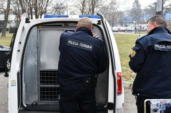 Brčko: U kući u Brčkom policija pronašla 31 dijete, a sumnja se da su bila žrtve trgovine ljudima