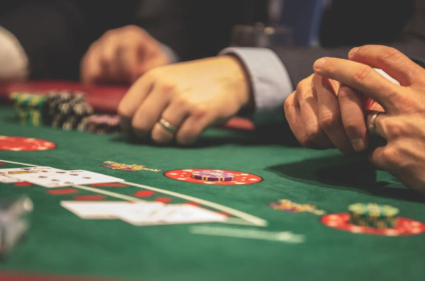 -igrausij-v-poker-besplatnye-stokovye-foto-03-12-2025_02_22_pm