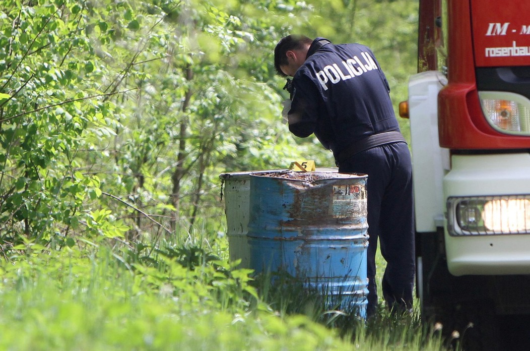 Vatrogasci izvukli jo 3 ba?ve s opasnim otpadom iz ume nedaleko od Luke Pokupske Vatrogasci izvukli jo 3 ba?ve s opasnim otpadom iz ume nedaleko od Luke Pokupske