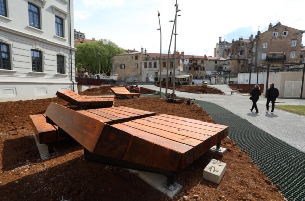 Rijeka: Velike drvene ležaljke postavljene su u Art kvartu