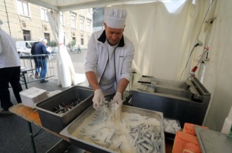 Rijeka: Podjela friganih sardelica na Veliki petak