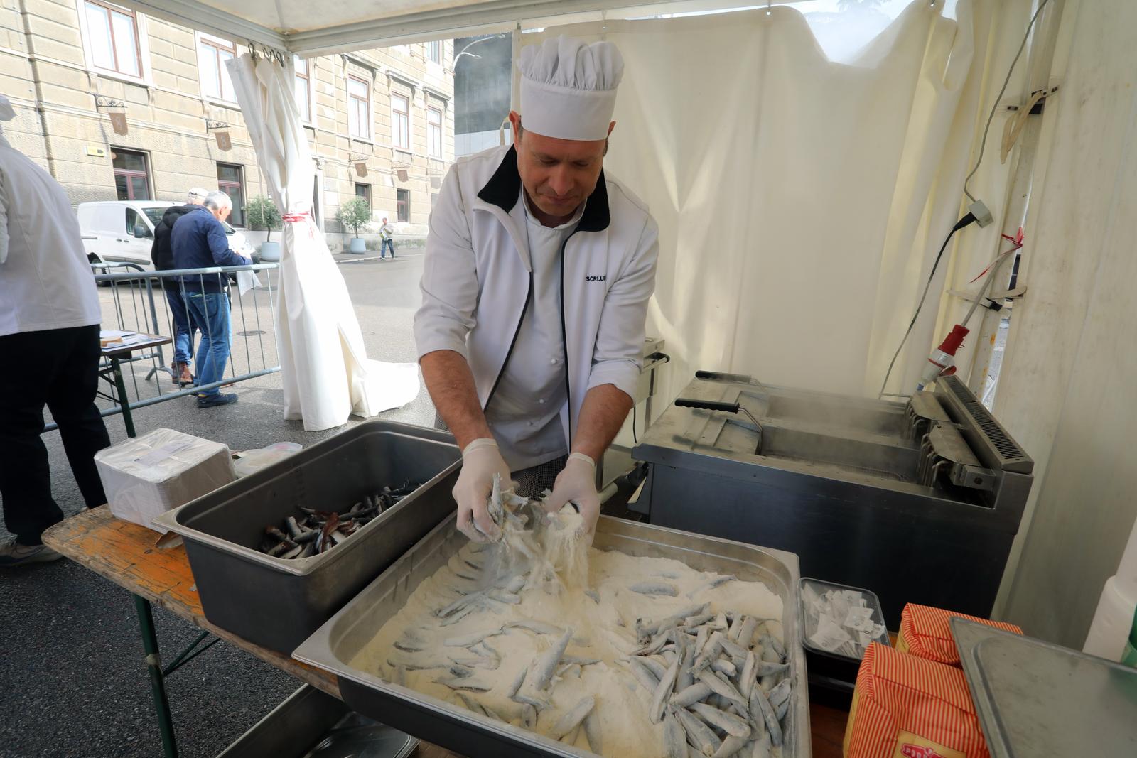 Rijeka: Podjela friganih sardelica na Veliki petak