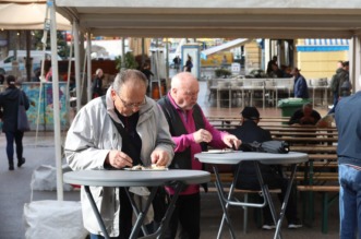 Rijeka: Podjela friganih sardelica na Veliki petak