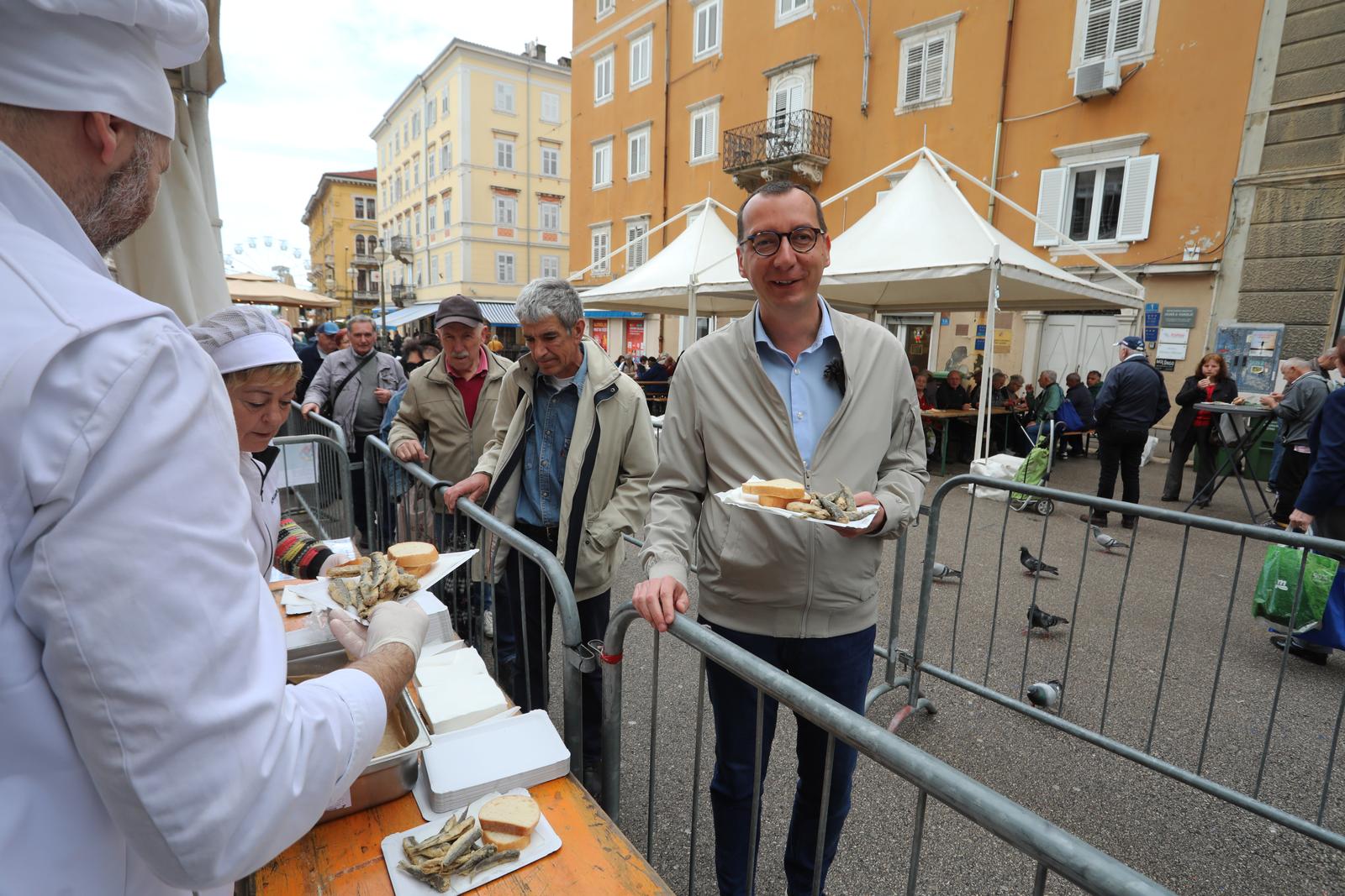 Rijeka: Podjela friganih sardelica na Veliki petak