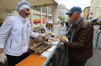 Rijeka: Podjela friganih sardelica na Veliki petak