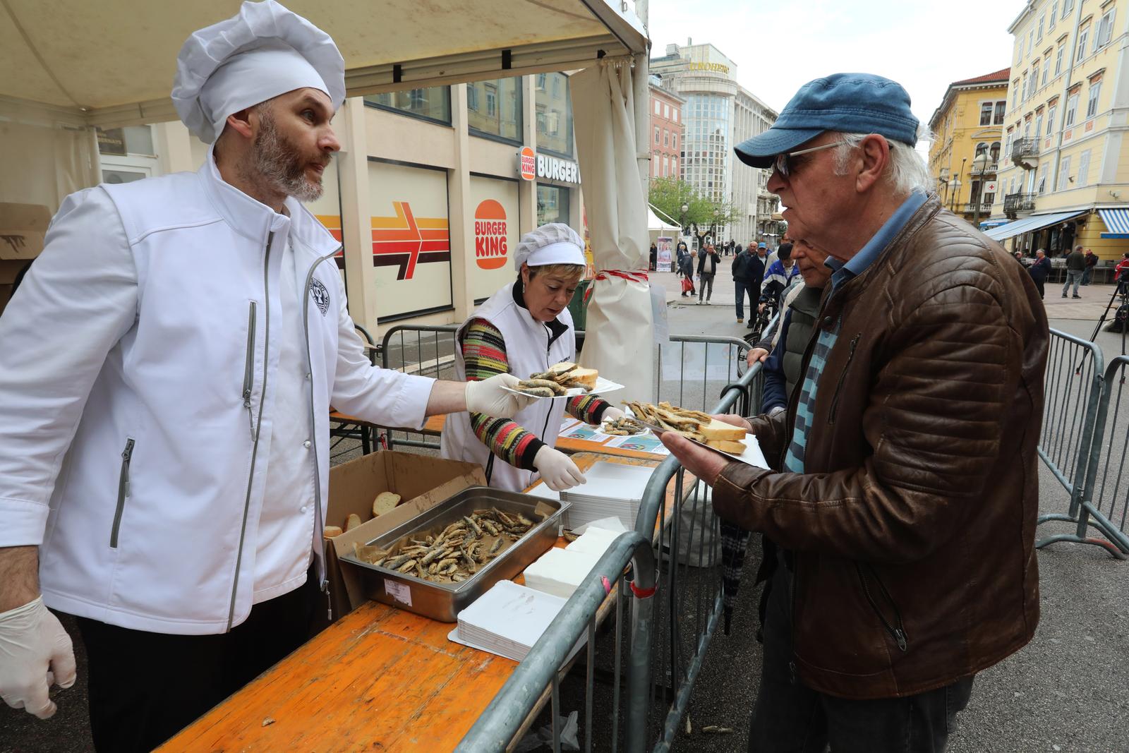 Rijeka: Podjela friganih sardelica na Veliki petak