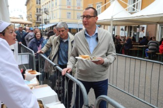 Rijeka: Podjela friganih sardelica na Veliki petak