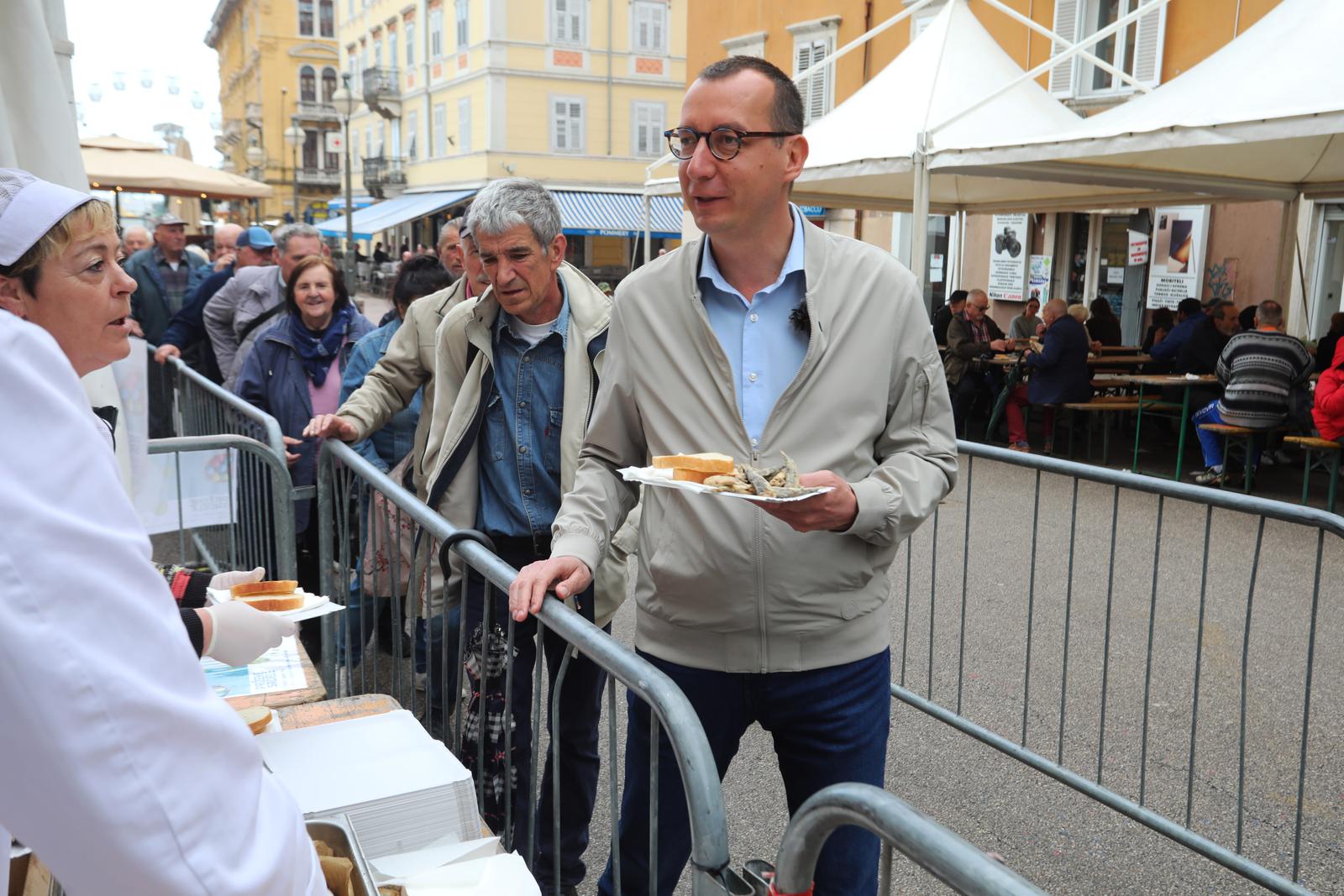 Rijeka: Podjela friganih sardelica na Veliki petak