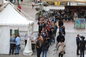 Rijeka: Podjela friganih sardelica na Veliki petak